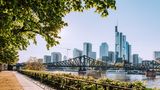 Frankfurt konnte es als zweite Stadt in Deutschland unter die Top 10 des "Sustainable Cities Index 2018" schaffen. Der Schlüssel für nachhaltige Stadtentwicklung liege bei gut ausgebildeten Bürgern, einem guten Gesundheitssystem und einer effektiven Infrastruktur. Bei Frankfurt sticht heraus, dass der Anteil von Grünflächen sehr hoch ist und die Stadt sich fahrradfreundlich gibt.