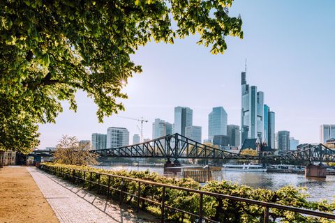 Frankfurt konnte es als zweite Stadt in Deutschland unter die Top 10 des "Sustainable Cities Index 2018" schaffen. Der Schlüssel für nachhaltige Stadtentwicklung liege bei gut ausgebildeten Bürgern, einem guten Gesundheitssystem und einer effektiven Infrastruktur. Bei Frankfurt sticht heraus, dass der Anteil von Grünflächen sehr hoch ist und die Stadt sich fahrradfreundlich gibt.