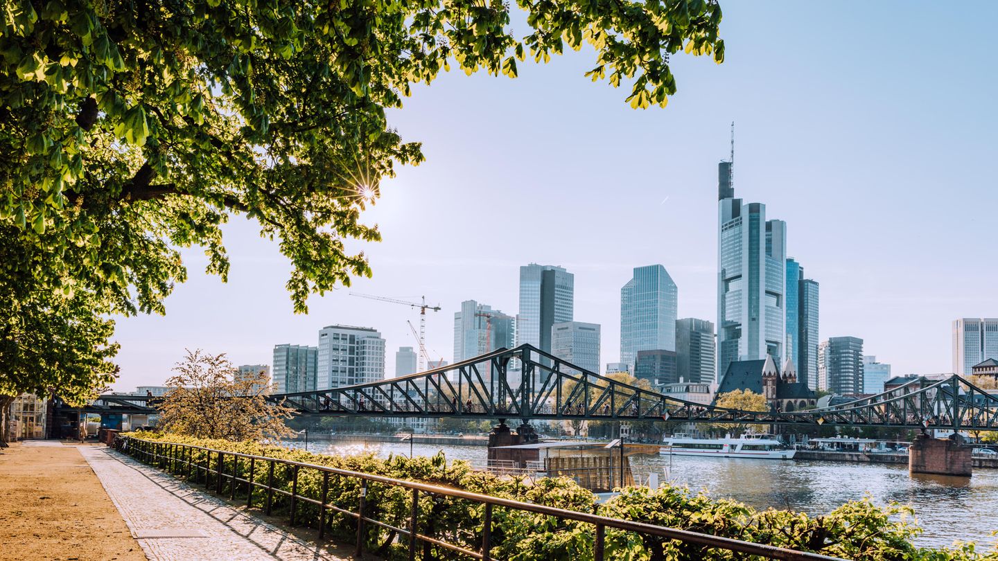 Frankfurt Frankfurt konnte es als zweite Stadt in Deutschland unter die Top 10 des "Sustainable Cities Index 2018" schaffen. Der Schlüssel für nachhaltige Stadtentwicklung liege bei gut ausgebildeten Bürgern, einem guten Gesundheitssystem und einer effektiven Infrastruktur. Bei Frankfurt sticht heraus, dass der Anteil von Grünflächen sehr hoch ist und die Stadt sich fahrradfreundlich gibt.