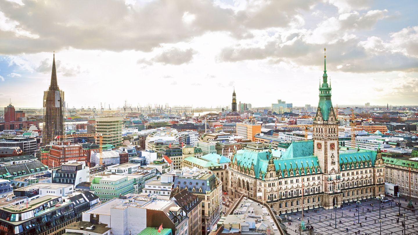 Hamburg hat relativ geringe CO2-Emissionen. Hier finden Menschen dank einer prosperierenden Wirtschaft auch einen attraktiven Arbeitsplatz mit hohem Einkommen und guten Verbindungen - dafür gibt es im Gesamtranking den 17. Platz.