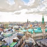 Hamburg hat relativ geringe CO2-Emissionen. Hier finden Menschen dank einer prosperierenden Wirtschaft auch einen attraktiven Arbeitsplatz mit hohem Einkommen und guten Verbindungen - dafür gibt es im Gesamtranking den 17. Platz.