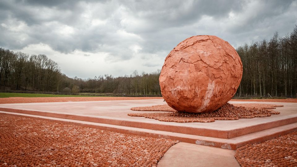 600.000 Skulpturen für 600.000 Tote: Sein Kunstwerk "Coming World, Remember Me" begreift Koen Vanmechelen als Friedensdenkmal Sein Kunstwerk "Coming World, Remember Me" begreift Koen Vanmechelen als Friedensdenkmal