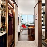 Eines von den mehr als 500 Zimmern mit Blick auf das Flugfeld. Bei beiden Zimmertrakten handelt es sich um Neubauten mit besonders schallisolierten Fenstern.