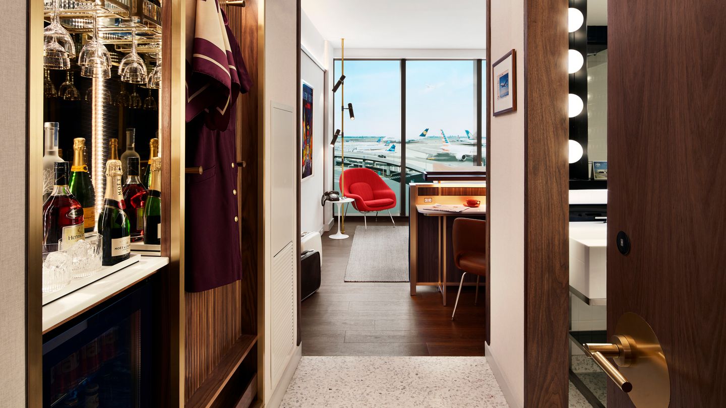 Eines von den mehr als 500 Zimmern mit Blick auf das Flugfeld. Bei beiden Zimmertrakten handelt es sich um Neubauten mit besonders schallisolierten Fenstern.