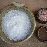 Fermentation in Gang setzen  Hauptzutat bei der Zubereitung von milchsaurem Kohl ist Salz. Hausfrauen verwenden meist ein grobes Meersalz, das dem Kohl in Mengen von bis zu 15 Prozent des Gemüsegewichts zugefügt wird. Die Fermentation des Kohls gelänge auch nur mit den dem Gemüse eigenen Mikroben, durch den Zusatz von Garnelen in Lake und einer trüben Fischsauce wird sie aber beschleunigt und verstärkt. So wird gleich zum Beginn des Gärprozesses ein Umfeld geschaffen, das das Auftreten von Fäulnisbakterien unterbindet, das den Milchsäurebakterien aber so richtig gefällt.