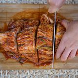 Ruhen und reifen  So präpariert und bis in die letzte Falte gewürzt, darf der Kohlkopf selbst nun ruhen – nicht aber die Laktobazillen, die werden jetzt aktiv, vermehren sich fleißig und verzehren die pflanzeneigenen Kohlenhydrate, wobei sie den natürlichen Vitamingehalt des Kohls multiplizieren.