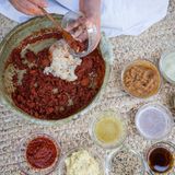 Die Würze anrühren  Die Zutaten für die Kimchi-Würze werden gerieben oder kommen – wie bei der getrockneten Pfefferschote – gemahlen daher. Die Pfefferschoten werden freigiebig verwendet, sie werden allerdings in verschiedenen Schärfegraden angesetzt. Würze, nicht Schärfe steht im Vordergrund.