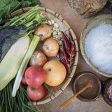 Ein Füllhorn der Aromen  Die Aromatisierung von Kimchi kennt keine Grenzen. Frau Park setzt Rettich und Frühlingszwiebeln ein, Schnittknoblauch und Zwiebeln, Chili natürlich (und nicht zu knapp) und selbst Äpfel sowie (rund und gelb) koreanische Birnen. Sämtliche Zutaten werden fein gerieben oder gehackt und miteinander unter Zusatz von etwas Wasser und Reisschleim zu einem Würzschlamm gemischt, der dem gesalzenen und danach wieder ausgewaschenen Kohl zwischen die einzelnen Blattlagen gepackt wird; so wie dem Haar beim Färben einzeln die Strähnen eingestrichen werden.