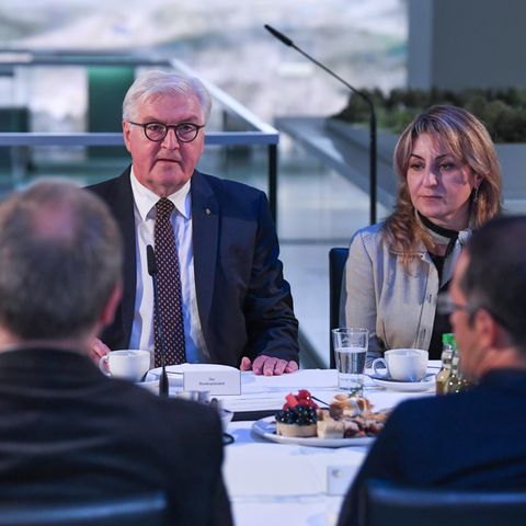 Bundespräsident Frank-Walter Steinmeier sitzt in Chemnitz zwischen zwei Frauen an einer Kaffeetafel