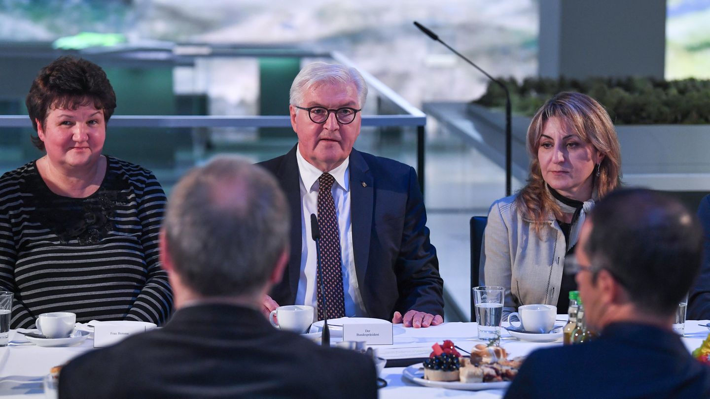 Bundespräsident Frank-Walter Steinmeier sitzt in Chemnitz zwischen zwei Frauen an einer Kaffeetafel