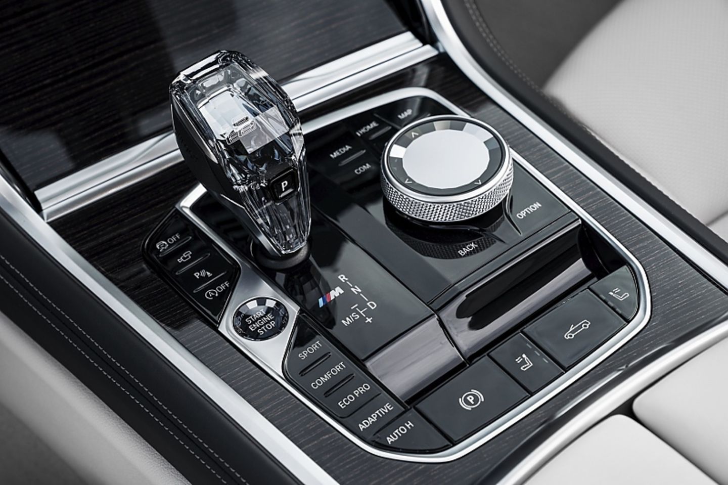 Breite Mittelkonsole im BMW M850i Cabrio 2019