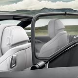 BMW M850i Cabrio 2019 - das Windschott lässt sich wenig zeitgemäß manuell ausklappen