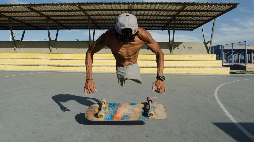 Alfonso Mendoza mit seinem Skateboard Alfonso Mendoza mit seinem Skateboard