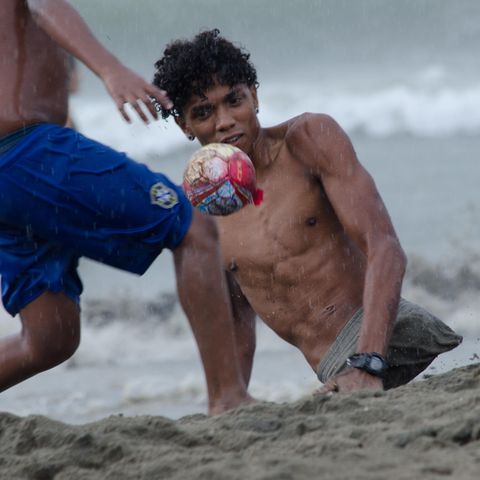 Alfonso Mendoza aus Venezuel spielt Fußball an einem Strand in Kolumbien
