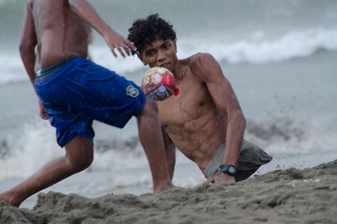 Alfonso Mendoza aus Venezuel spielt Fußball an einem Strand in Kolumbien