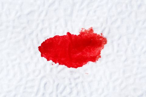 Ein Tropfen Blut auf einem Stück Papier