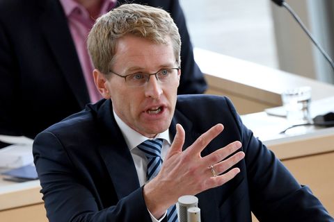 Ministerpräsident Daniel Günther hält eine Rede im Plenum des Landtages