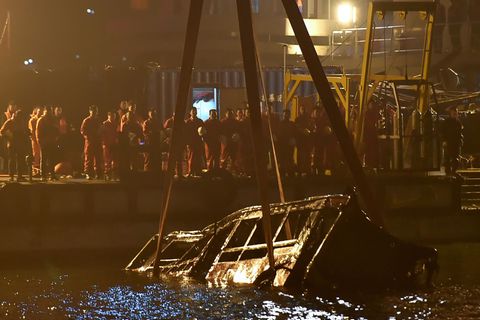 Der Bus wird aus dem Fluss gezogen