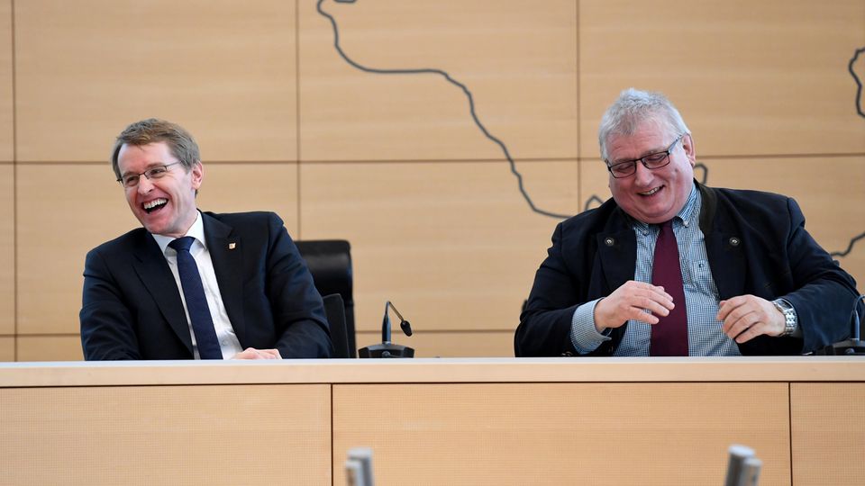 Daniel Günther und Klaus Schlie lachen gemeinsam Daniel Günther und Klaus Schlie lachen gemeinsam