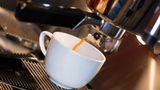 Kaffeevollautomat  Die Geräte haben eine zu erwartende Lebensdauer von zehn Jahren und fallen in dieser Spanne im Schnitt dreimal aus. Reparieren ist laut Warentest meist kostengünstiger als beim ersten Schaden ein neues Exemplar zu kaufen. Ökologischer ist es auch, da die Produktion eines Neugeräts die Umwelt belastet.