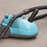 Staubsauger  Auch Staubsauger halten etwa zehn Jahre. Reparaturen lohnen sich laut Warentest nur in den ersten vier Jahren und wenn sie günstig sind. Ansonsten ist ein Neukauf wirtschaftlicher - und auch besser für die Umwelt, sofern ein Stromfresser gegen ein energieeffizientes Gerät getauscht wird. Denn der laufende Stromverbrauch belastet die Umwelt stärker als die Produktion des Geräts.