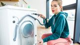 Waschmaschine  Waschmaschinen haben eine zu erwartende Lebensdauer von 15 Jahren. In dieser Zeit müssen sie im Schnitt zweimal repariert werden. Aus Umweltaspekten sollte man immer reparieren, da für die Herstellung einer neuen Maschine viele Ressourcen verbraucht werden. Finanziell gesehen lohnt sich eine Reparatur außerhalb der Garantie laut Warentest allerdings wenig.