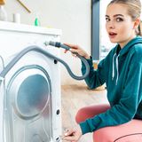 Waschmaschine  Waschmaschinen haben eine zu erwartende Lebensdauer von 15 Jahren. In dieser Zeit müssen sie im Schnitt zweimal repariert werden. Aus Umweltaspekten sollte man immer reparieren, da für die Herstellung einer neuen Maschine viele Ressourcen verbraucht werden. Finanziell gesehen lohnt sich eine Reparatur außerhalb der Garantie laut Warentest allerdings wenig.