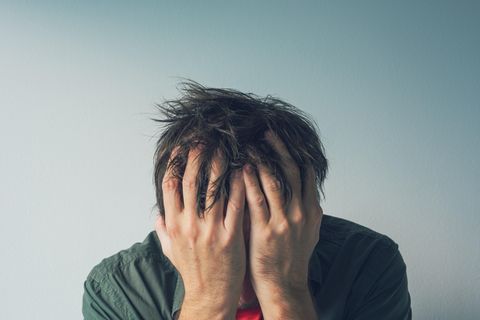 Ein mann ist nervös und greift sich in die Hände