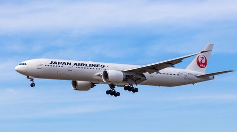 Die Boeing 777-300 von Japan Airlines (JAL) startete mit einer guten Stunde Verspätung nach Tokio