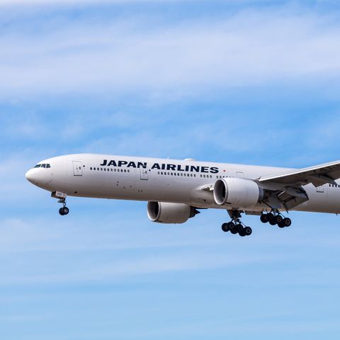 Die Boeing 777-300 von Japan Airlines (JAL) startete mit einer guten Stunde Verspätung nach Tokio