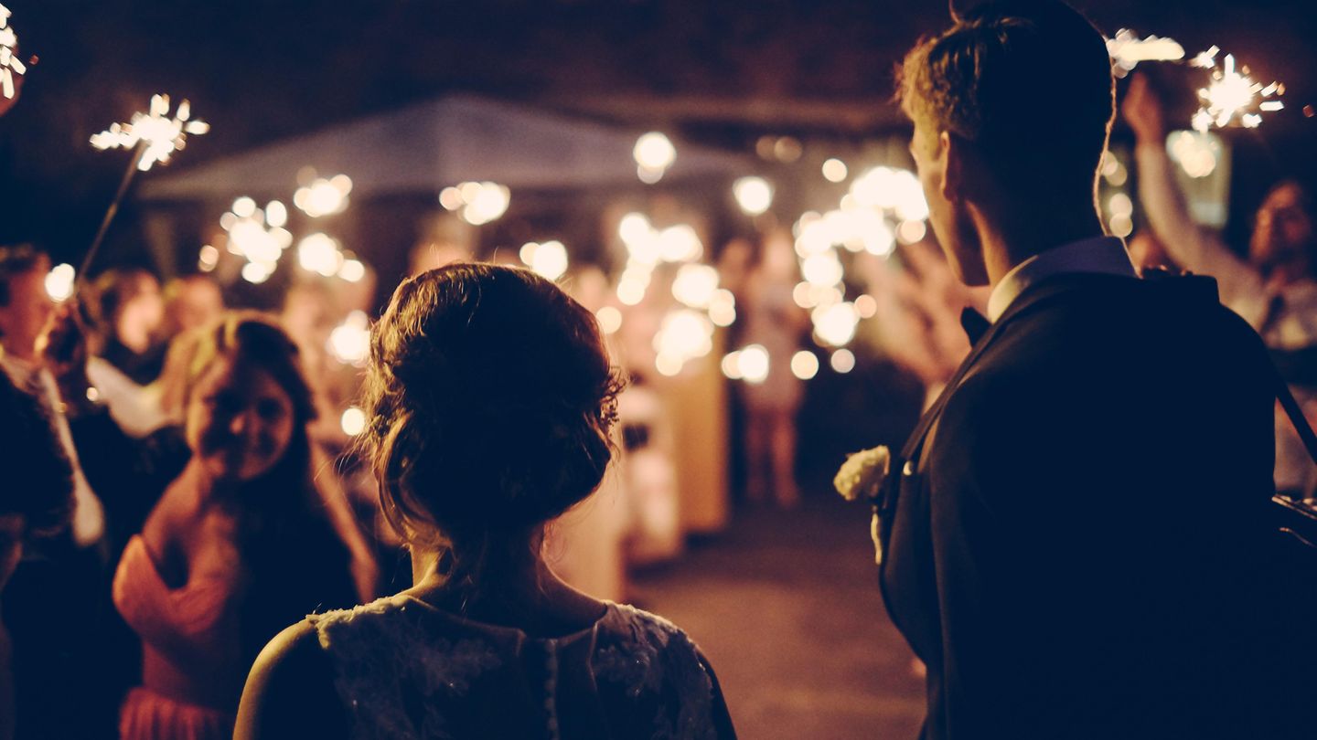 Feuerwerk und Wunderkerzen bei der Hochzeit