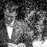 Brautpaar wird mit Reis beworfen