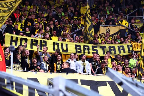 Beim Auswärtsspiel bei der TSG 1899 Hoffenheim zeigen BVB-Fans ein Banner mit "Hopp Du Bastard"