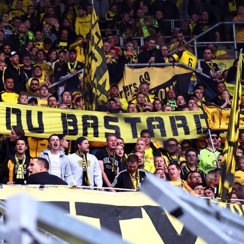 Beim Auswärtsspiel bei der TSG 1899 Hoffenheim zeigen BVB-Fans ein Banner mit "Hopp Du Bastard"