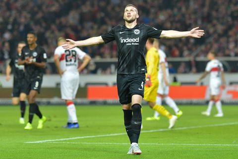 Mit ausgebreiteten Armen und den Augen zum Himmel geht Ante Rebic im schwarzen Truikot von Eintracht Frankfurt über den Platz