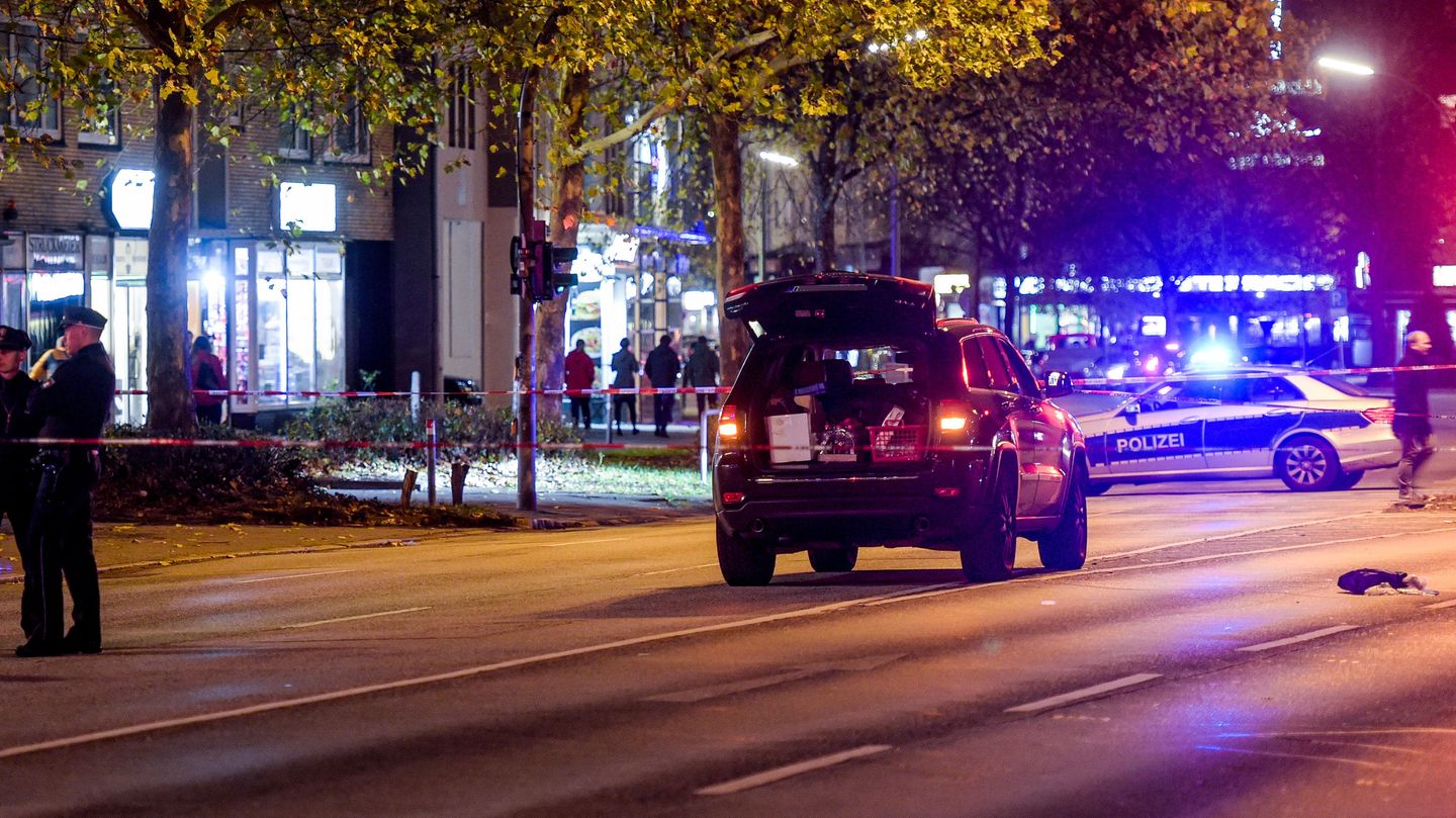 Mitten auf einer mehrspurigen Straße in Hamburg steht ein schwarzer Jeep mit offener Heckklappe. Im Hintergrund ein Polizeiauto