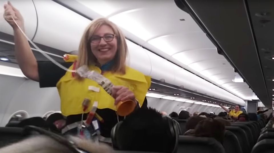 Frontier Airline: Ist das die lustigste Flugbegleitung der Welt? Frontier Airline: Ist das die lustigste Flugbegleitung der Welt?
