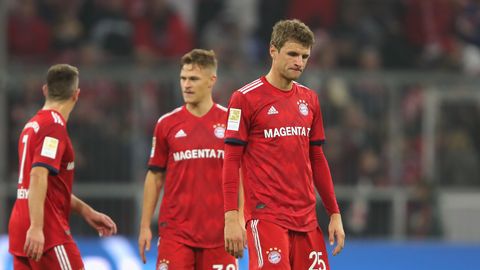Thomas Müller, Joshua Kimmich und Franck Ribéry vom FC Bayern München gehen mit gesenkten Köpfen vom Platz