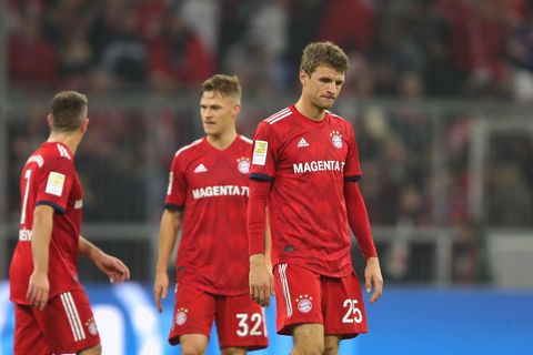 Thomas Müller, Joshua Kimmich und Franck Ribéry vom FC Bayern München gehen mit gesenkten Köpfen vom Platz