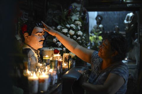 Diese Frau fleht Jesús Malverde an, ihrer Tochter beizustehen. Malverde gilt als Schutzpatron der Narcos.