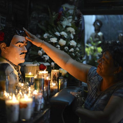 Diese Frau fleht Jesús Malverde an, ihrer Tochter beizustehen. Malverde gilt als Schutzpatron der Narcos.
