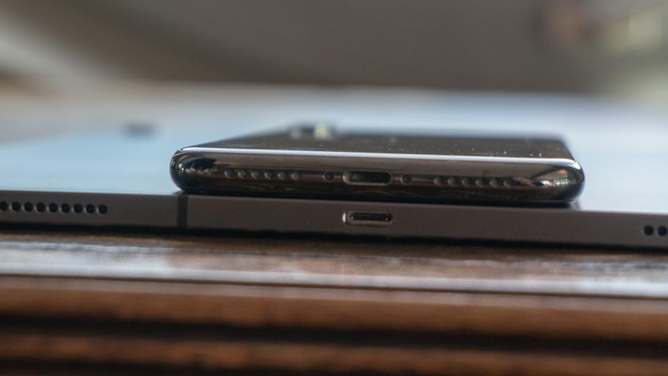 Oben das iPhone mit Lightning, unten das iPad Pro mit USB-C.