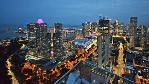 Singapur am Abend: Blick von der Dachterrasse des neuen Andaz Hotels Singapore
