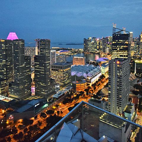 Singapur am Abend: Blick von der Dachterrasse des neuen Andaz Hotels Singapore