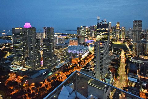 Singapur am Abend: Blick von der Dachterrasse des neuen Andaz Hotels Singapore