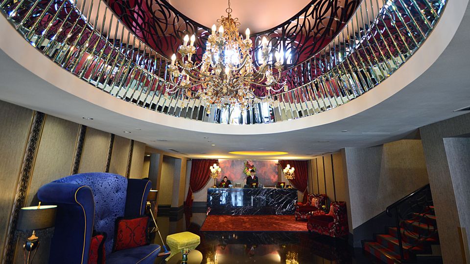 Die besten Betten in der Löwenstadt: Ornamente und viel Luxus: die Rezeption des Boutique-Hotels The Scarlet Ornamente und viel Luxus: die Rezeption des Boutique-Hotels The Scarlet