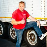 Nein, der will nicht trampen, der post nur! 