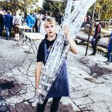 Hat sich nicht in der Manege geirrt: Kellner in Siggi’s Hütte beim Kraft- und Balanceakt.