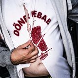 Mode-Avantgardist in der Seilbar? Vielleicht ist er auch einer der Tagestouristen, die morgens mit Bussen ins Dorf gekarrt werden, eigene Getränke dabeihaben und sich aus dem Kofferraum verpflegen. In Willingen lassen sie ihren Müll. Und manchmal ihren Mageninhalt.