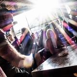 Party in der Seilbar. Es ist die Saison der Feierwütigen 40+. Sie haben das Dorf übernommen.